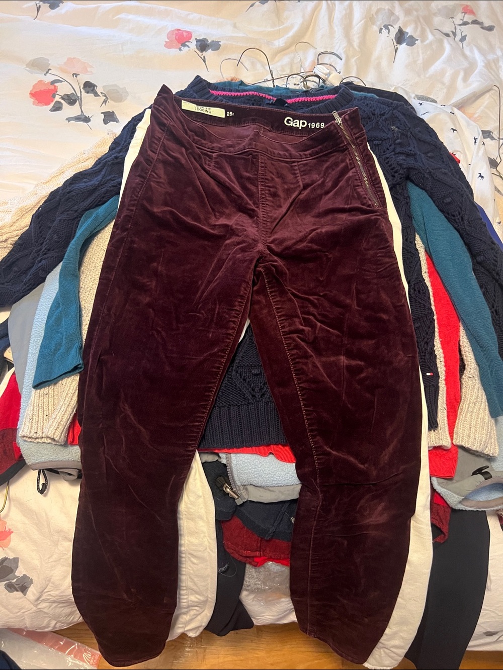 Women’s maroon velvet leggings